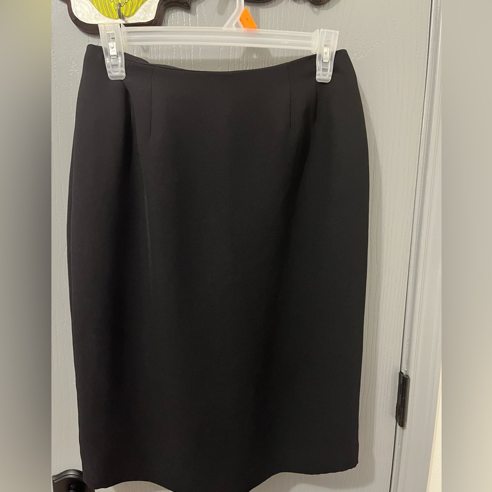 Womens black dress barn lining skirt. Size 6